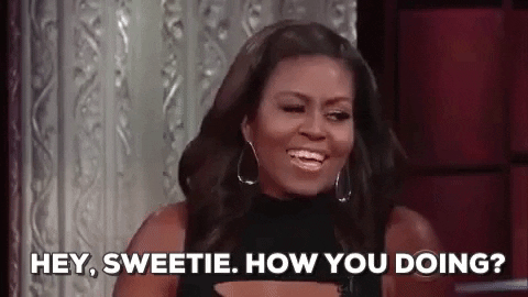 diferentes formas de dizer "estou bem" em inglês - inFlux Blog
DESCRIÇÃO DE IMAGEM: Michelle Obama, ex-primeira dama dos Estados Unidos, está em um programa de auditório. Ela é uma mulher negra de cabelos lisos negros um pouco abaixo da altura dos ombros e está usando brincos em formato de gota e uma blusa preta sem mangas.
